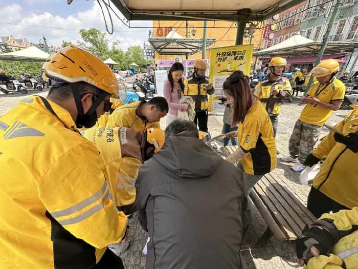 给骑手办灵活社保这件“小事”，为何多家央媒关注？